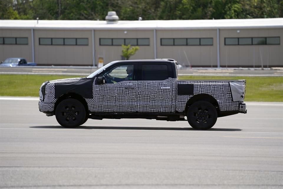 El Presidente Joe Biden conduce la nueva camioneta eléctrica de Ford.