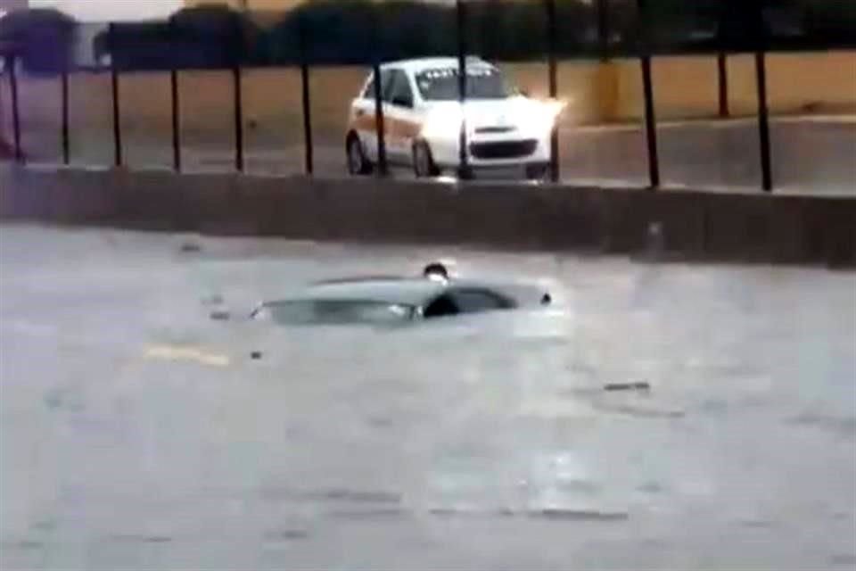 Varios vehículos quedaron atrapados en el agua.