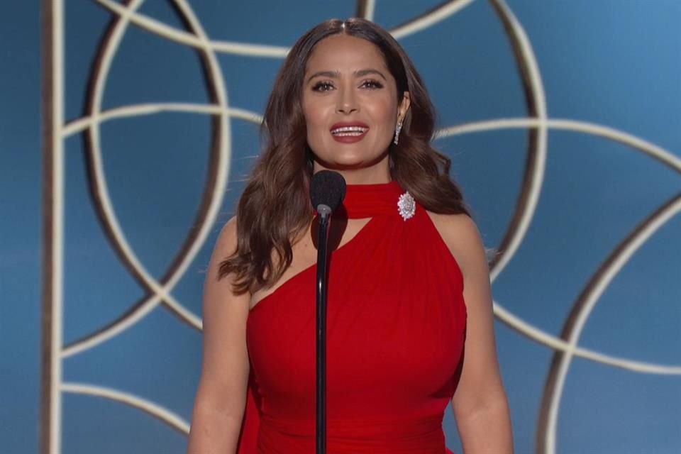 Salma Hayek reveló que tuvo coronavirus al principio de la pandemia, y que la enfermedad la dejó tan mal que creyó que no sobreviviría.