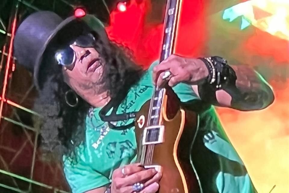 Las primeras notas de la guitarra de Slash retumbaron el inmueble.