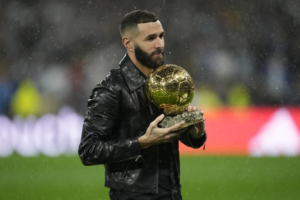El delantero francés Karim Benzema posó con el Balón de Oro.