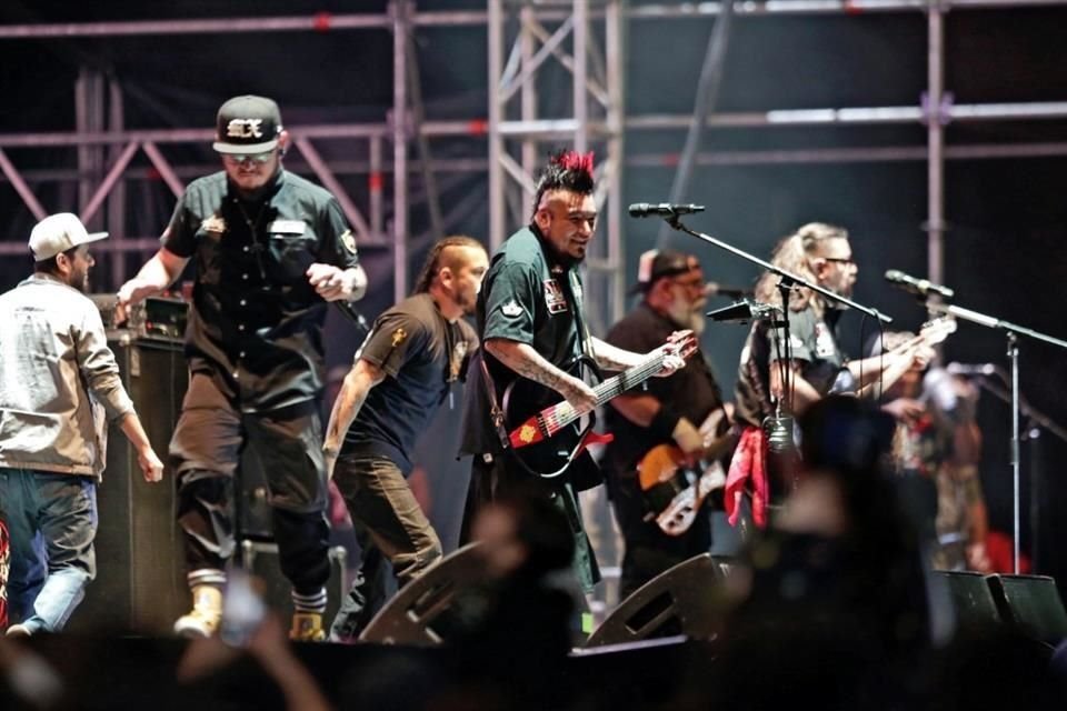 El Gran Silencio armó una gran fiesta de aniversario en la Explanada de los Héroes.