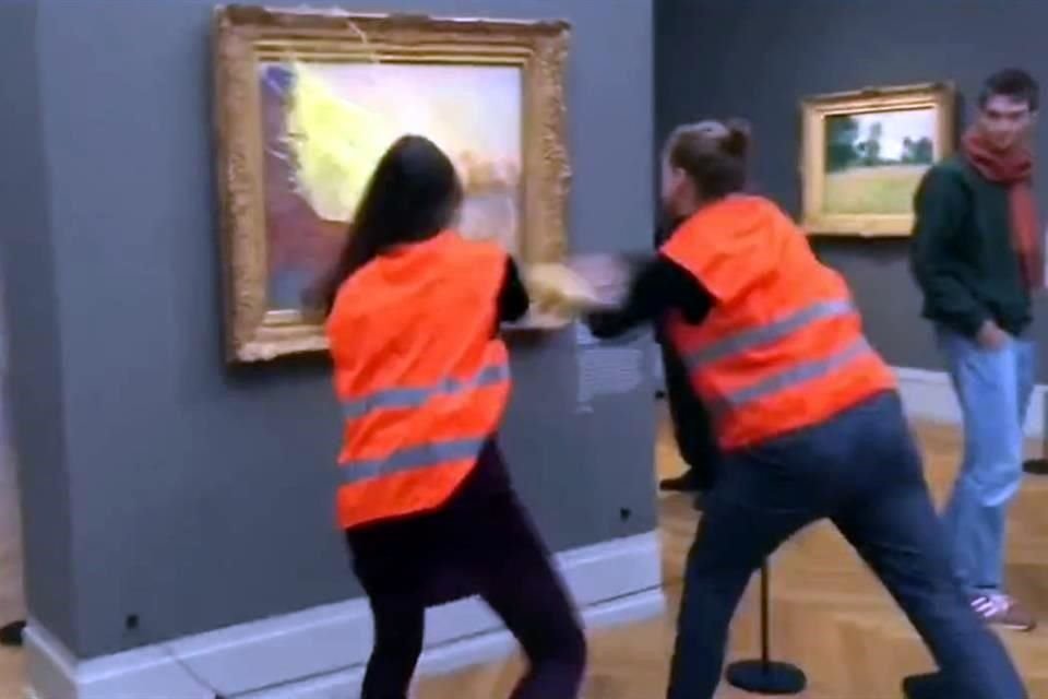 Activistas lanzan puré de papa a un cuadro de Monet en Berlín.