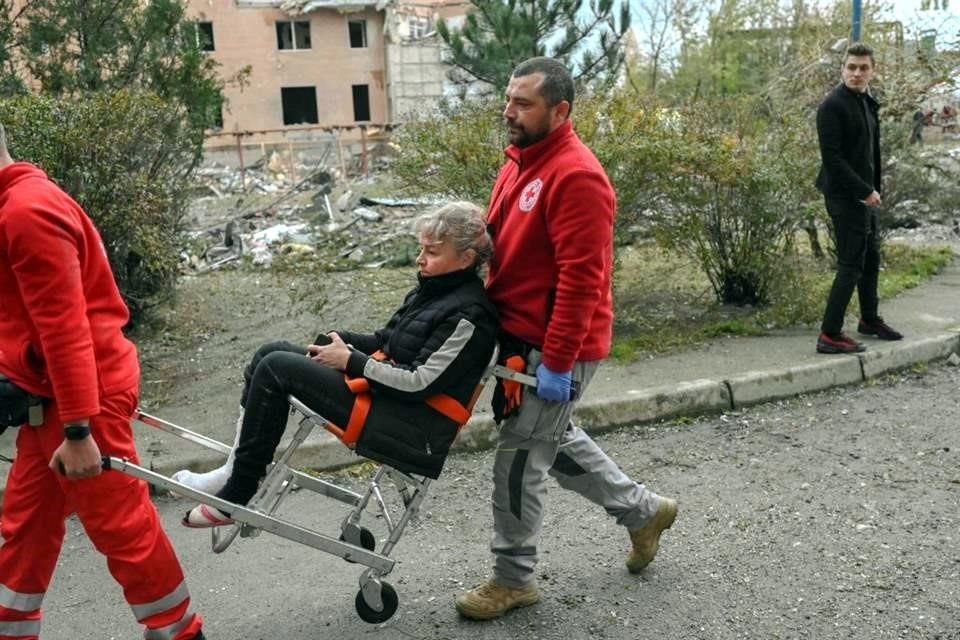 Una mujer herida es evacuada después de los ataques rusos en viviendas de Mykolaiv.