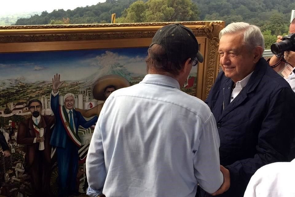 Tras el evento público, el Mandatario recibió como regalo una pintura en la que aparece junto a Hidalgo, Madero, Zapata y Juárez.