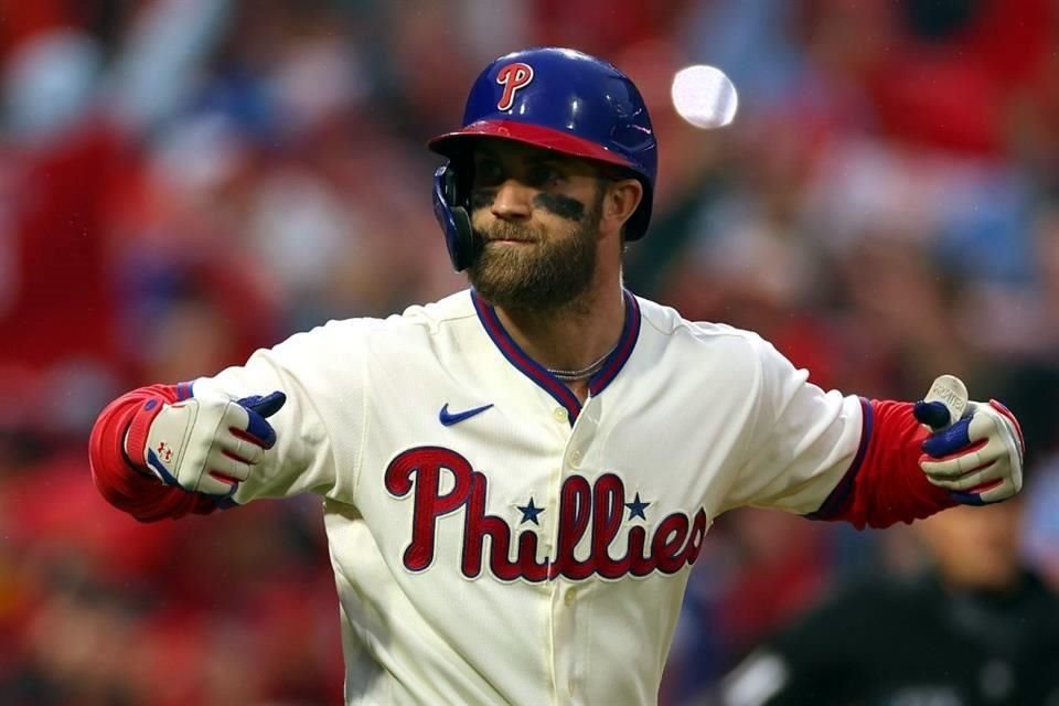 Bryce Harper conectó un jonrón en el octavo inning para darle el triunfo a los Phillies.