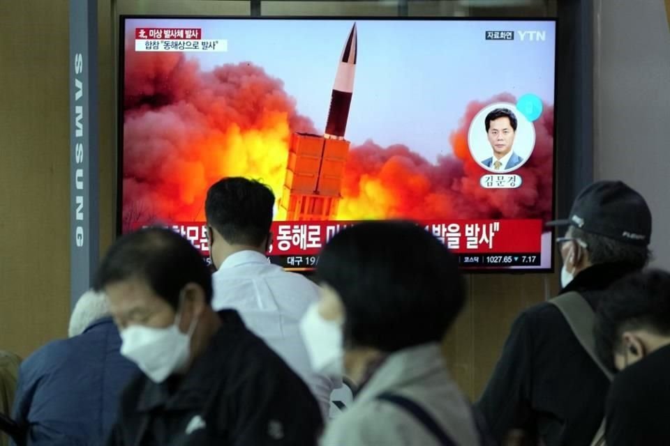 Personas en Seúl miran un programa de noticias sobre un lanzamiento de misiles de Norcorea, en septiembre de 2021.