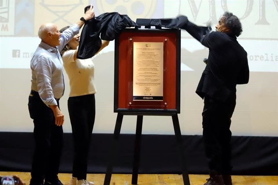 Frank Marshall, Maribel Verdú y Alejandro G. Iñárritu develaron la placa  de la edición número 20 del FICM.