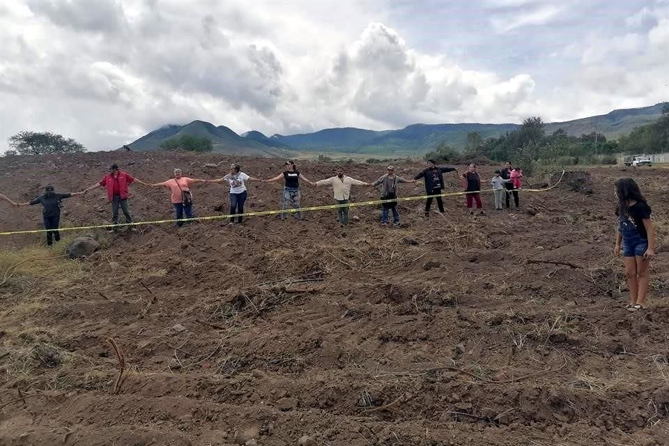 Este domingo una docena de personas acordonaron el predio de propiedad particular en donde existía un montículo.