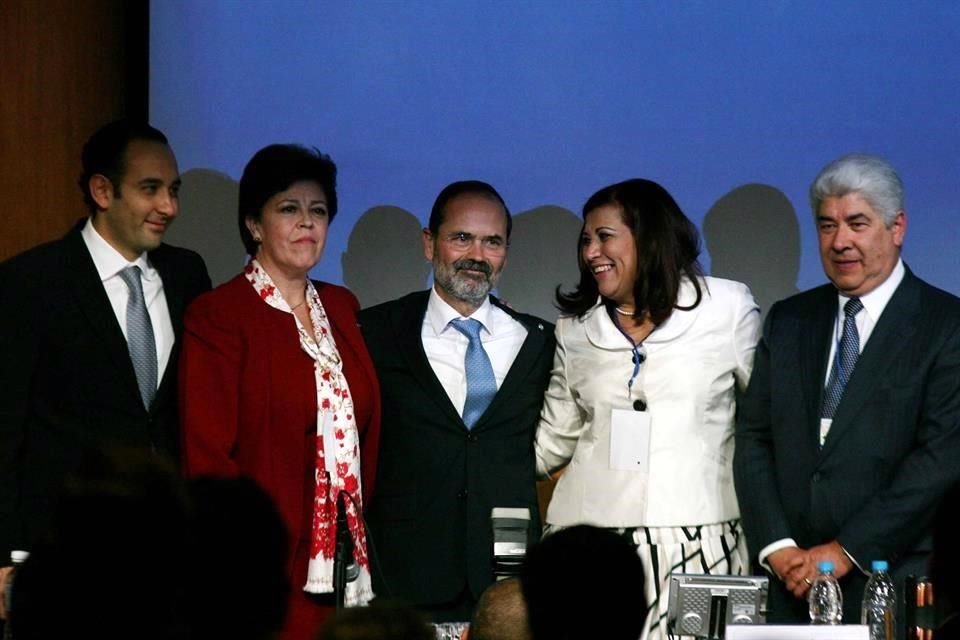 El 4 de diciembre de 2010, Gustavo Madero fue electo por el Consejo Nacional del PAN, superando a Roberto Gil.