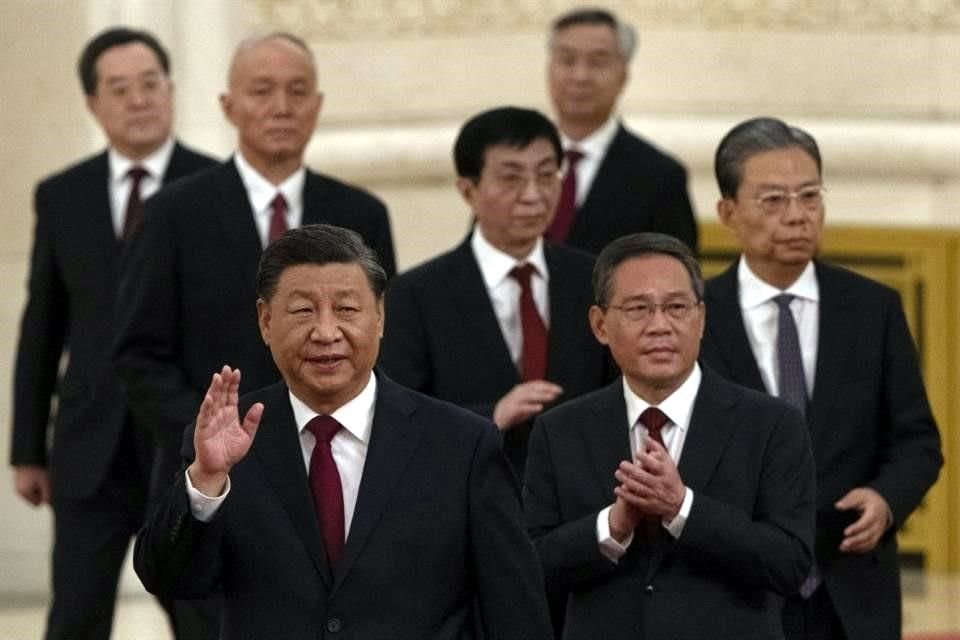 Xi Jinping junto con los nuevos miembros del Comité Permanente.