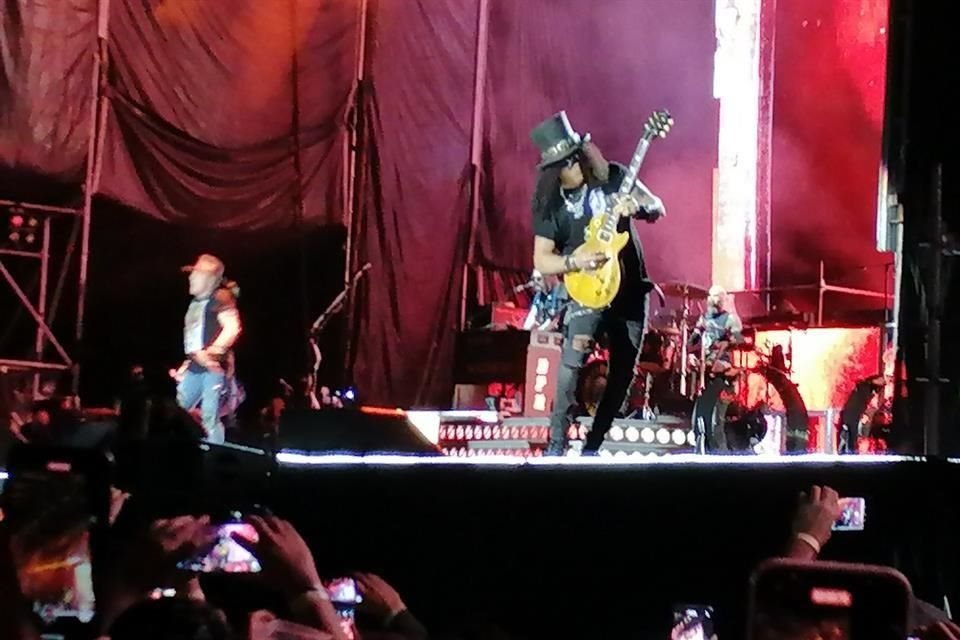 Guns N' Roses are F'N' Back, nombre del tour, trajo a la Ciudad un despliegue de producción con tres pantallas gigantes LED, otra decena de pequeñas y luces robóticas.