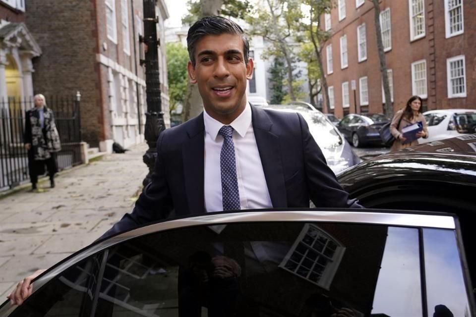 Rishi Sunak sale de sus oficinas de campaña este lunes, en Londres.