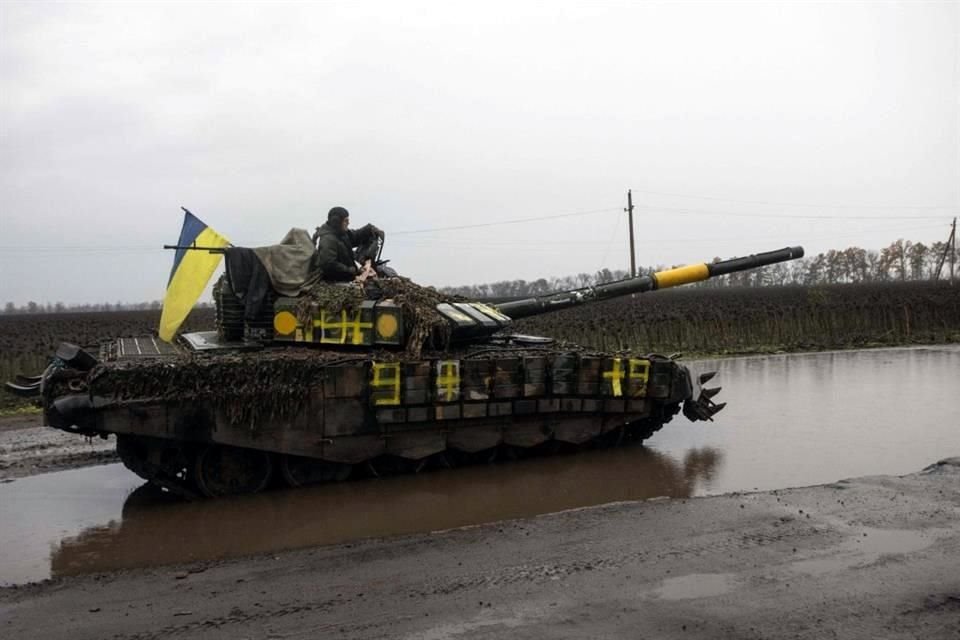 Soldados ucranianos sobre un tanque en Borivske, región de Járkov.