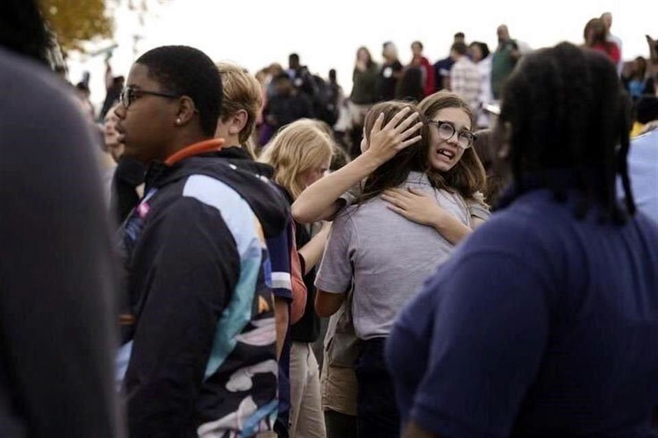 Personas se reúnen afuera de una escuela secundaria de San Luis, Missouri, luego de que se registró un tiroteo, este lunes 24 de octubre de 2022.