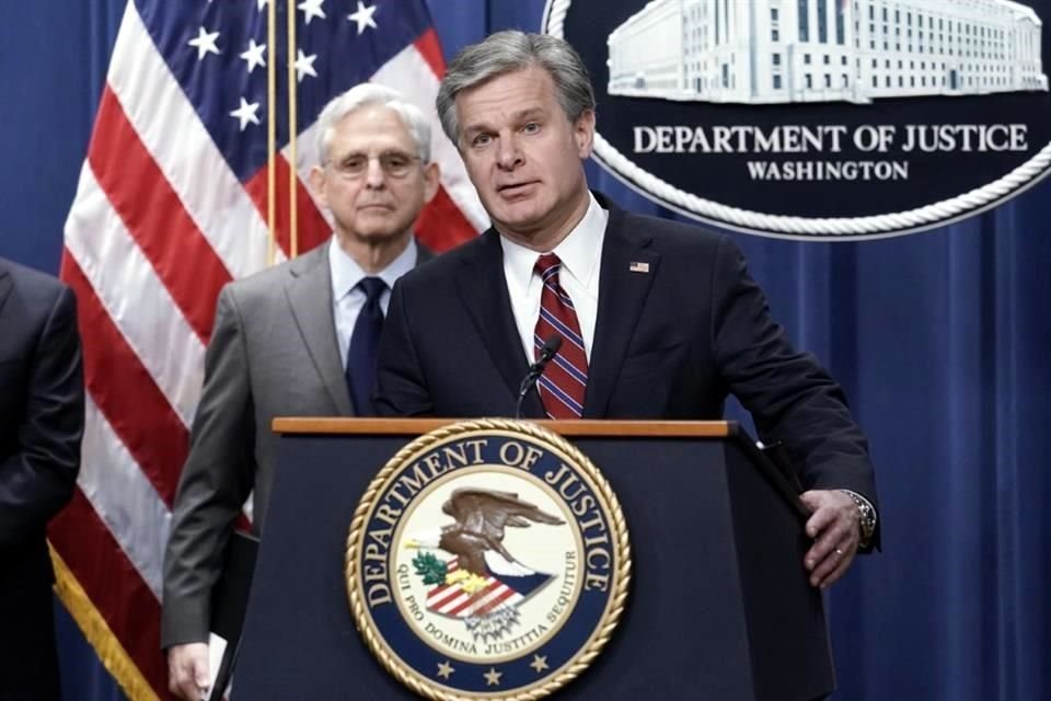 El director del FBI, Christopher Wray, anuncia los cargos contra dos hombres sospechosos de ser oficiales de inteligencia chinos por intentar obstruir una investigación criminal estadounidense.