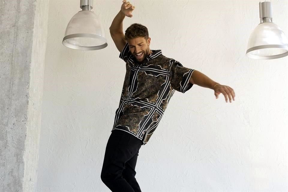 Debuta el cantante español Pablo Alborán en el género regional mexicano con 'Viaje a Ningún Lado', de la mano de Carín León.