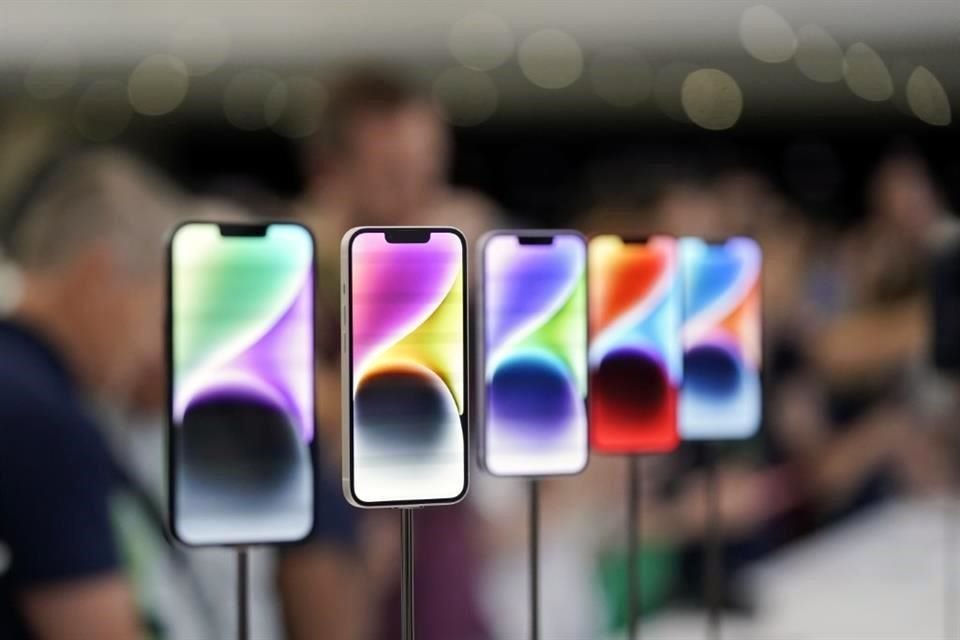 Las ventas del iPhone para el cuarto trimestre fiscal de Apple subieron a 42 mil 600 millones de dólares, por debajo de las estimaciones de Wall Street de 43 mil 210 millones.