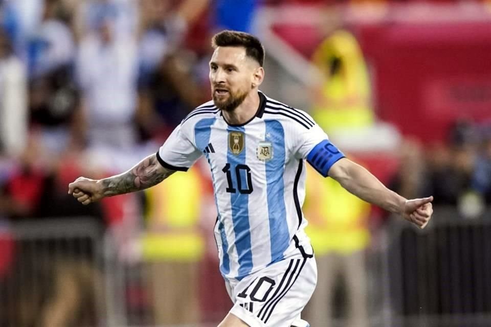 Lionel Messi celebra tras anotar un gol para Argentina en el partido amistoso ante Jamaica. El astro busca impulsar la tecnología en el deporte.