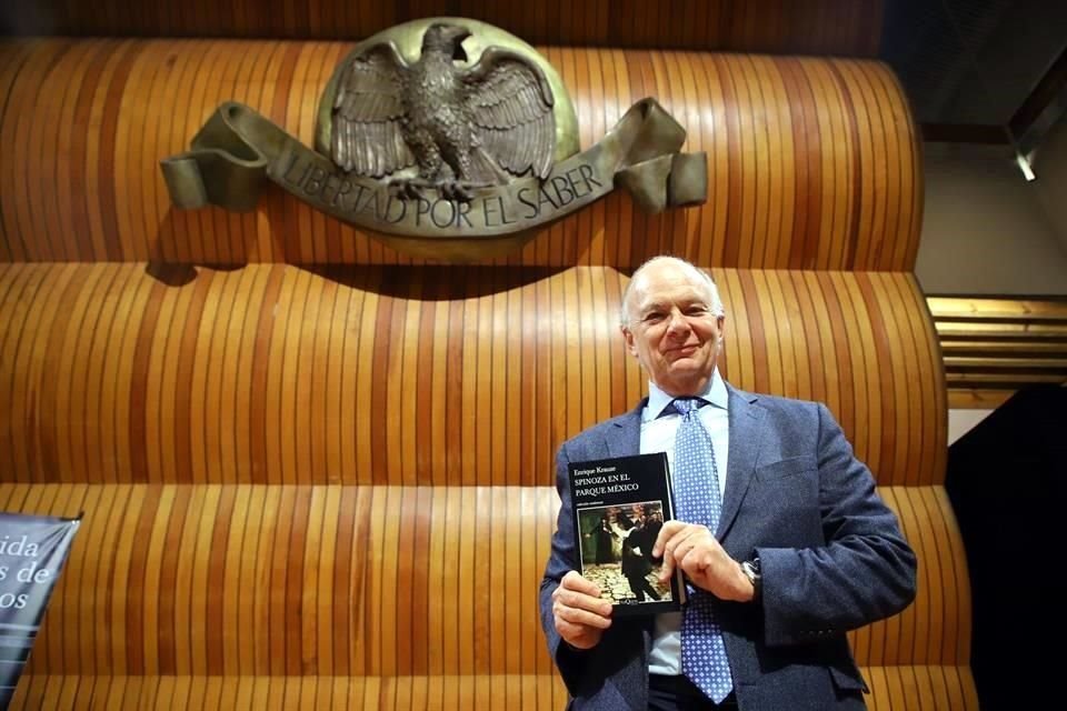 El historiador Enrique Krauze presentó la noche de este martes 'Spinoza en el Parque México' en El Colegio Nacional.