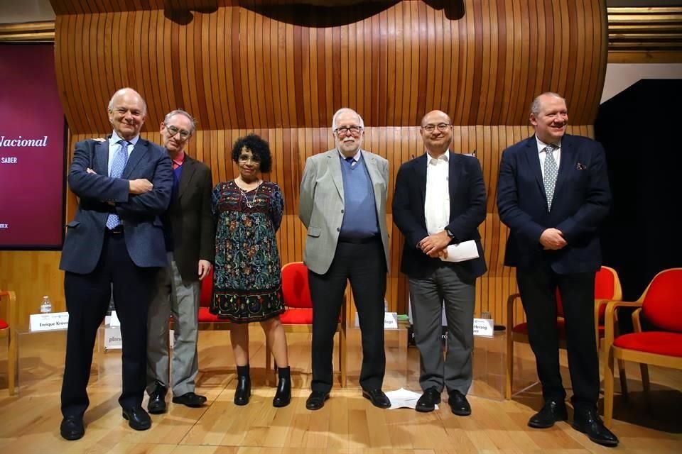 De izq. a der., el historiador Enrique Krauze junto con Christopher Domínguez Michael, Malva Flores, Javier Garciadiego, Jesús Silva-Herzog Márquez y Rafael Rojas, quienes comentaron el libro.