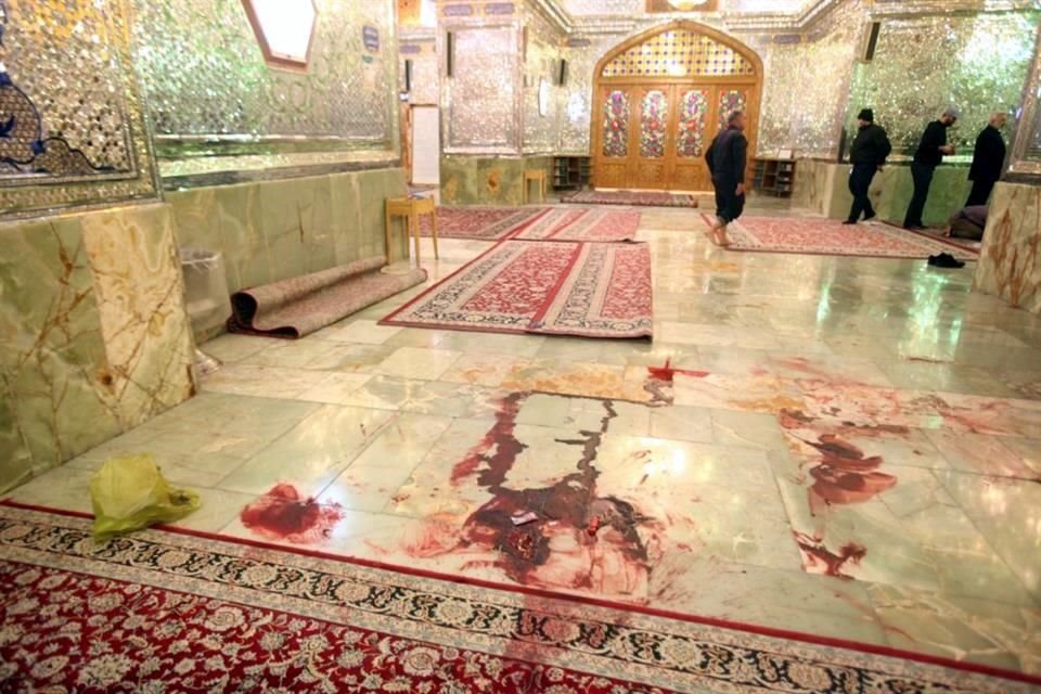 Manchas de sangre dentro del santuario Shah Cheragh después del ataque.