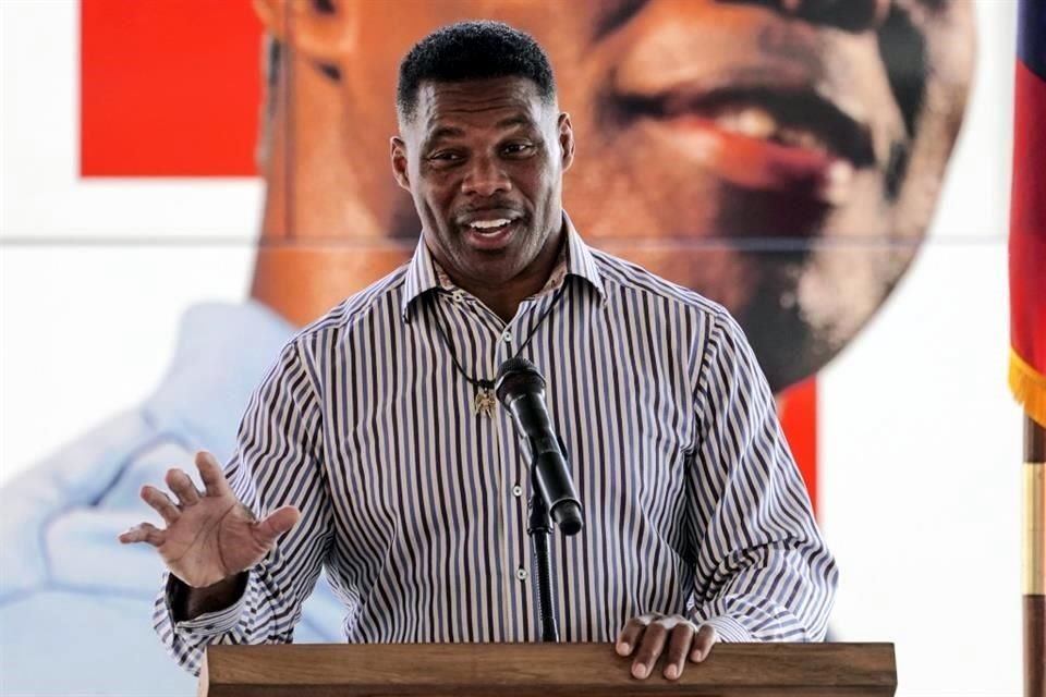 Herschel Walker habla durante un evento de campaña en Dawsonville, Georgia.