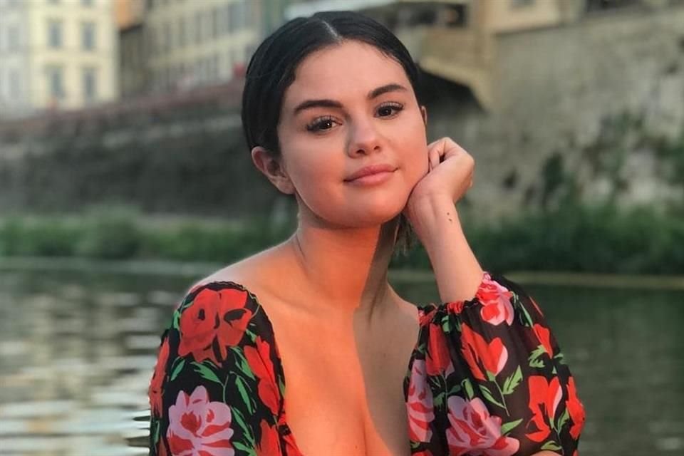 La cantante Selena Gomez canceló su aparición en 'The Tonight Show' de Jimmy Fallon al contraer Covid; promocionaría su nuevo documental.