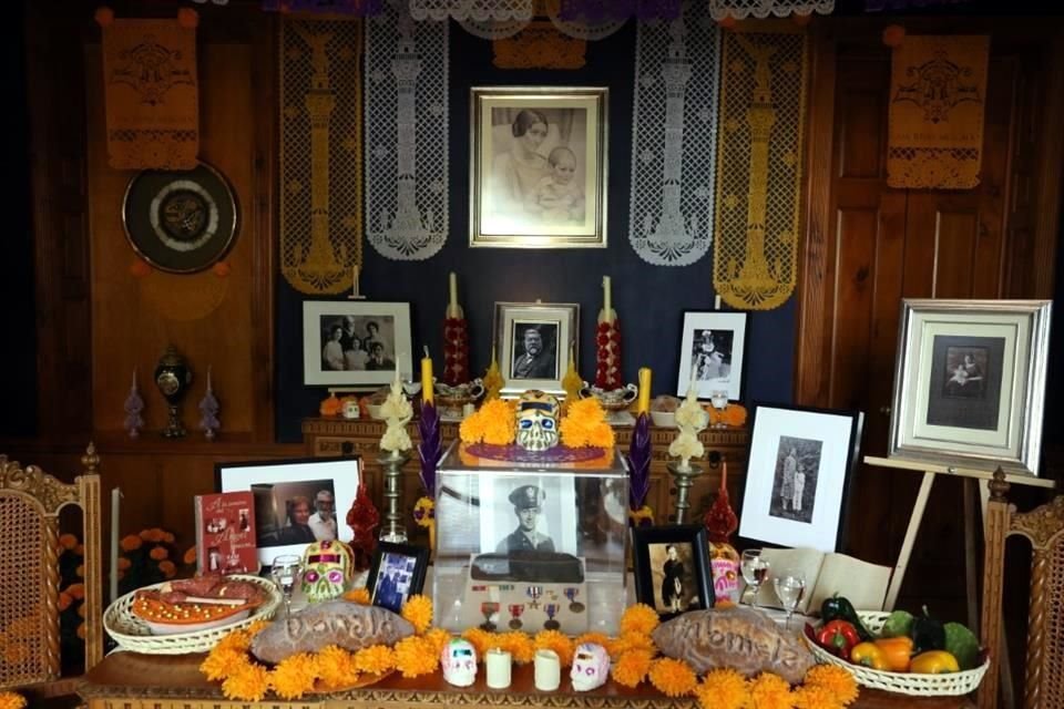 La ofrenda dispuesta en la casa está dedicada a la memoria de Antonieta Rivas Mercado y su hijo Donald Blair.