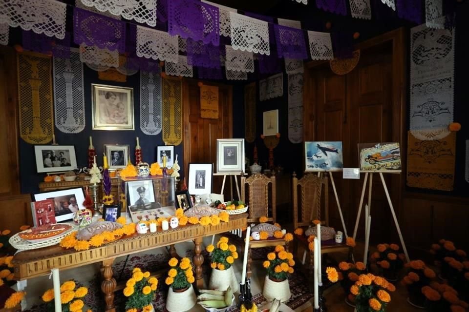 La ofrenda dispuesta en la casa está dedicada a la memoria de Antonieta Rivas Mercado y su hijo Donald Blair.