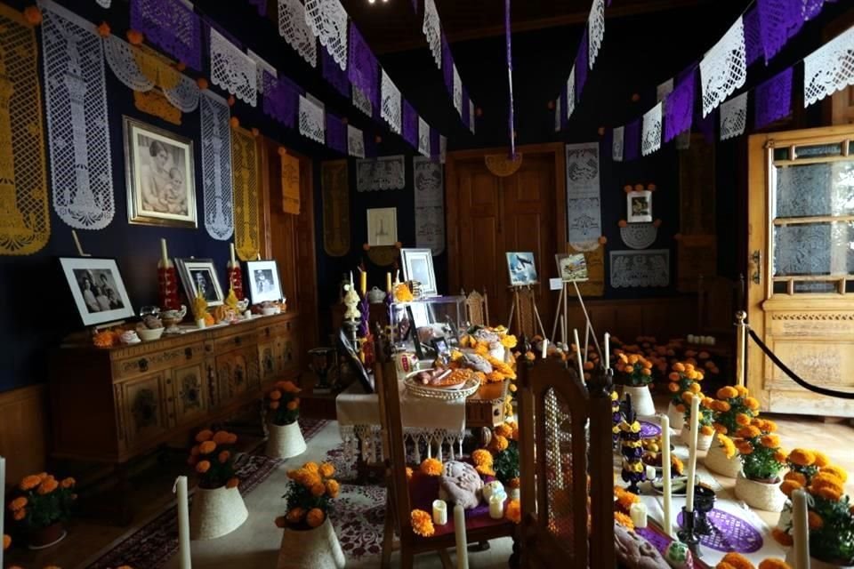 La ofrenda dispuesta en la casa está dedicada a la memoria de Antonieta Rivas Mercado y su hijo Donald Blair.