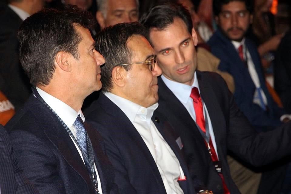 Ildefonso Guajardo, diputado federal por el PRI y ex negociador del T-MEC, en medio de David Gutiérrez Muguerza (izq.) y Raúl Gutiérrez Durán, directivos de Deacero.