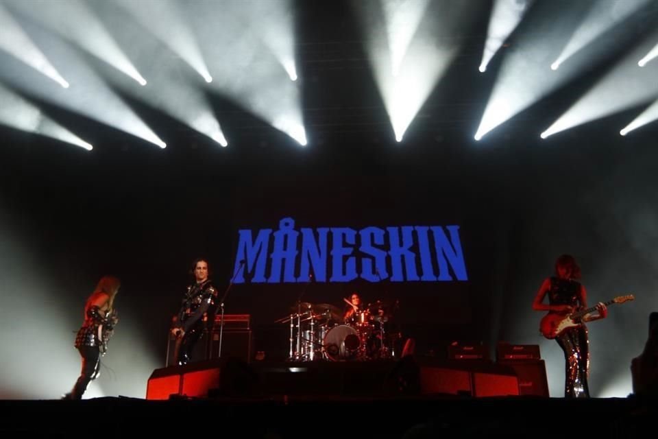 Por primera vez se presentó el grupo Maneskin en México, ante decenas de fans.
