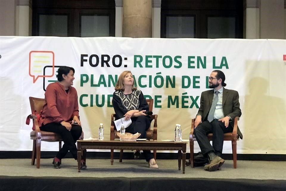 Especialistas, vecinos y legisladores participaron en el foro Retos en la planeación, que analizó los planes que están en consulta.