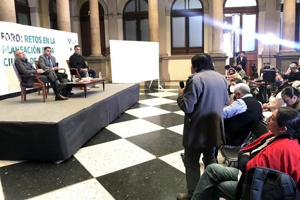 Especialistas, vecinos y legisladores participaron en el foro Retos en la planeación, que analizó los planes que están en consulta.