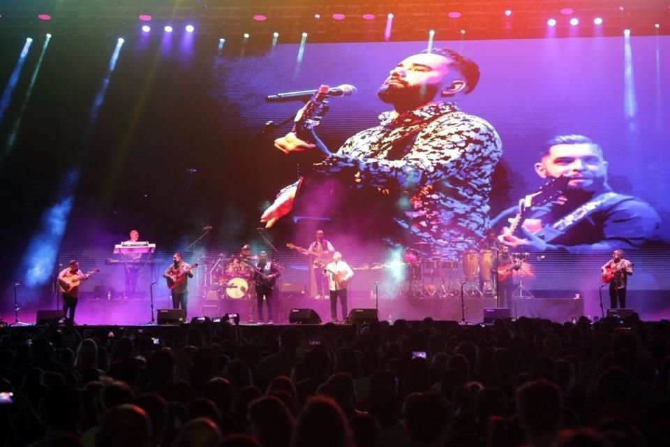 El sonar de guitarras de Gipsy Kings by André Reyes inundó anoche la Explanada de los Héroes en el marco del Festival Santa Lucía.