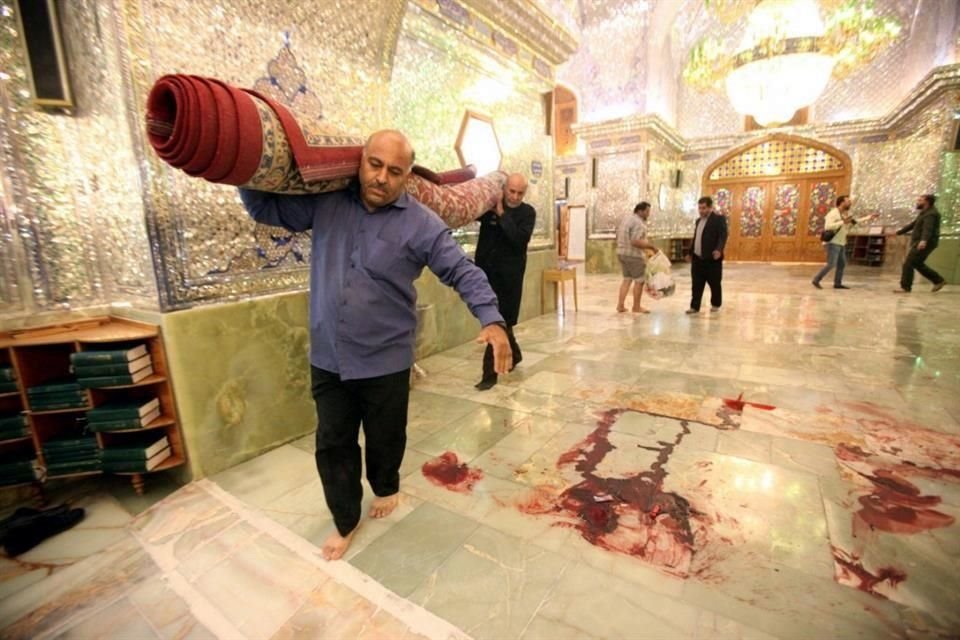 Trabajadores limpian la mezquita Shah Cheragh de Shiraz después del atentado que causó 15 muertos.