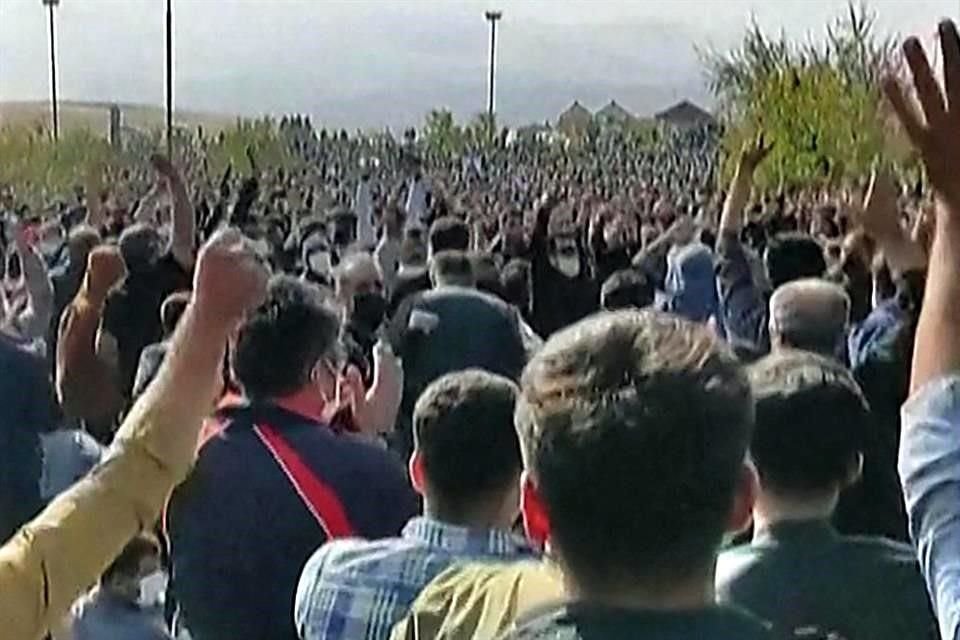 Cientos de manifestantes durante una protesta el miércoles por la muerte de Mahsa Amini en Saqez, el hogar de la joven.