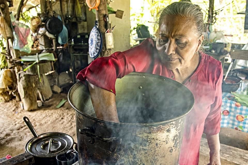 Los saberes de Carmen van más allá del fogón. La sabiduría de la medicina ancestral es parte de su linaje.