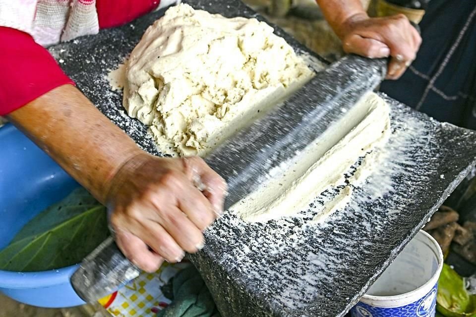 Para ver a Doña Carmen Carrera en acción detrás del fogón, asómate a Tradiciones con Raíz Oaxaca en YouTube.
