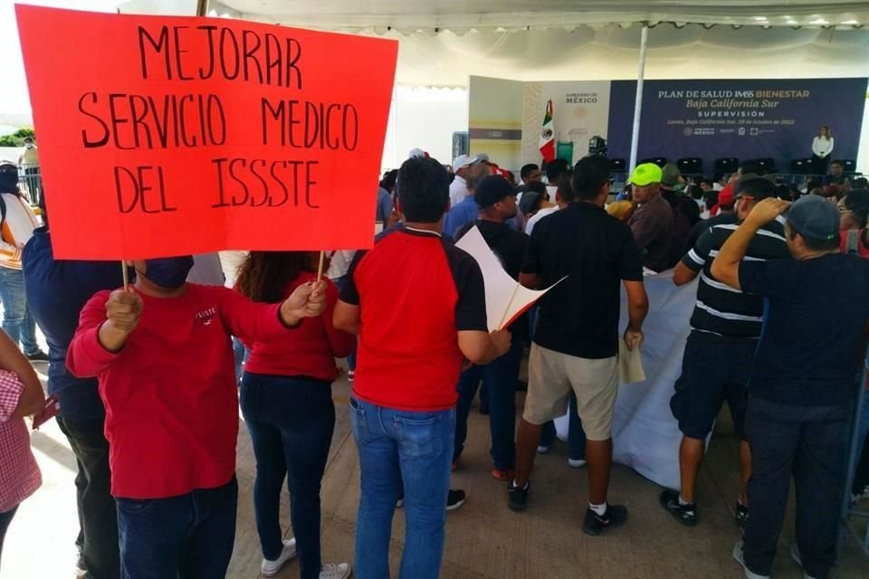 Los maestros demandan mejoras en los servicios del ISSSTE.