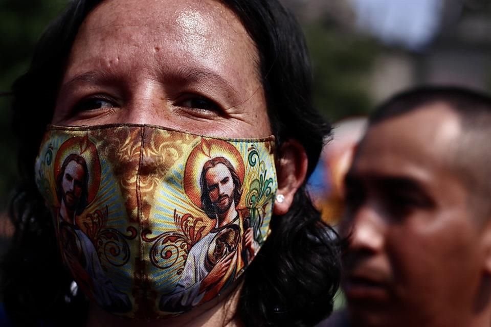 Por primera vez, el uso del cubrebocas fue voluntario dentro del templo de San Hipólito.