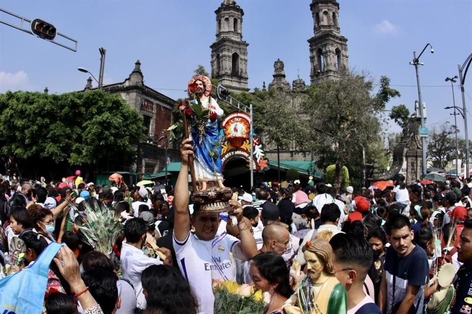 Los fieles acudieron desde la madrugada de ayer al recinto ubicado en la Alcaldía Cuauhtémoc.