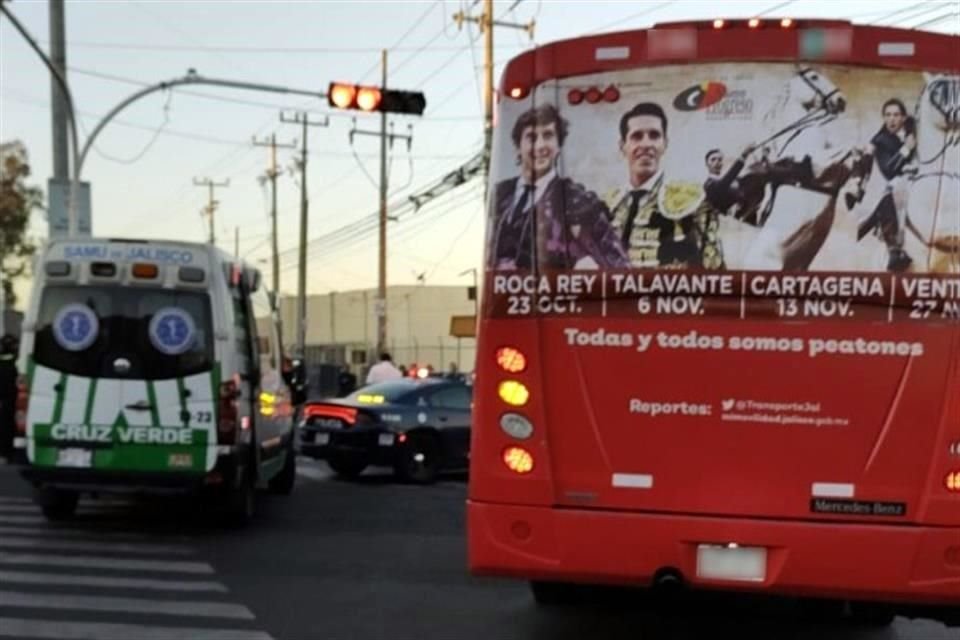 Un motociclista chocó contra una unidad del Transporte Público en Tonalá y terminó con lesiones de gravedad.