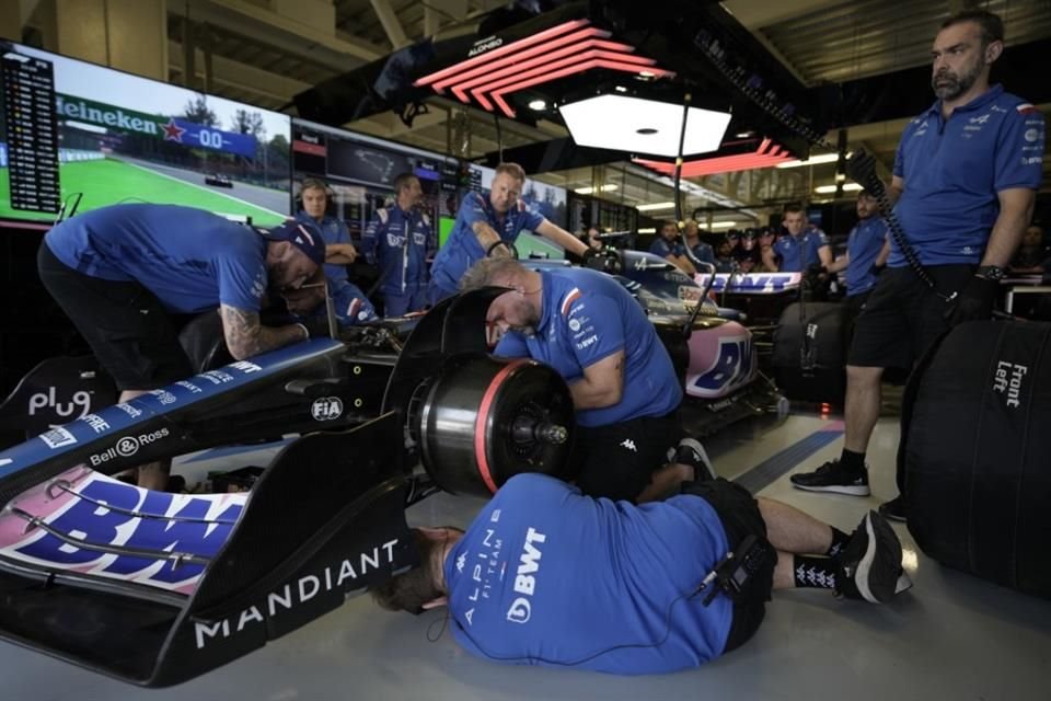 Los mecánicos de Alpine trabajando en el auto de Fernando Alonso.