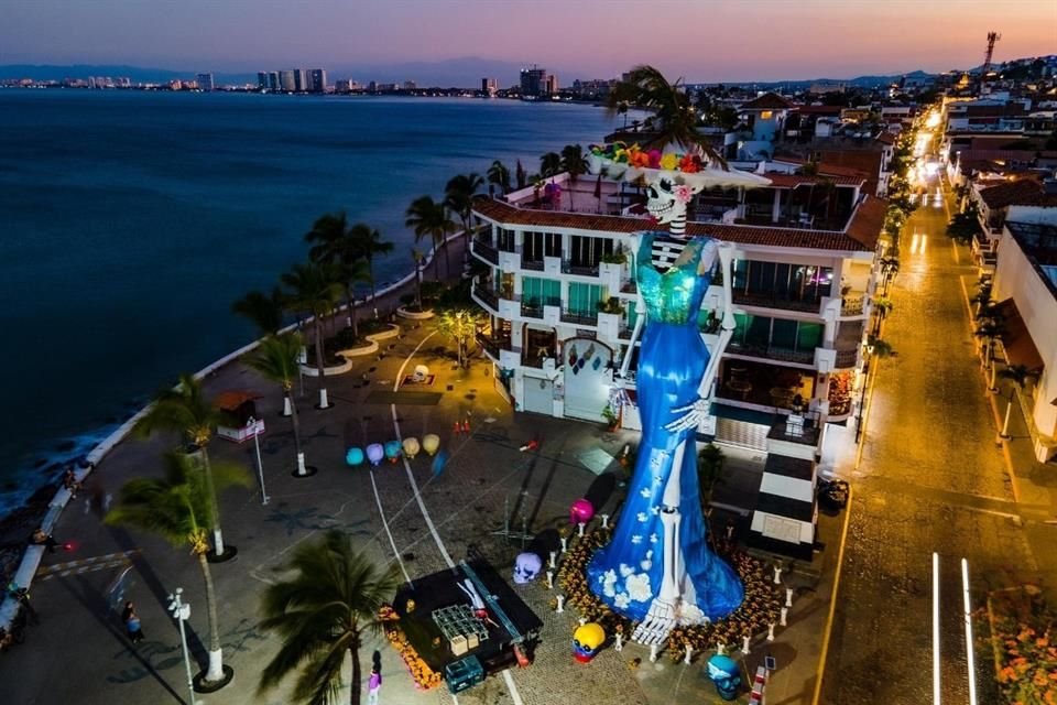 Catrina Vallartense busca el Récord Guinness como la más alta del mundo. Fue instalada en el Malecón de Puerto Vallarta, Jalisco.