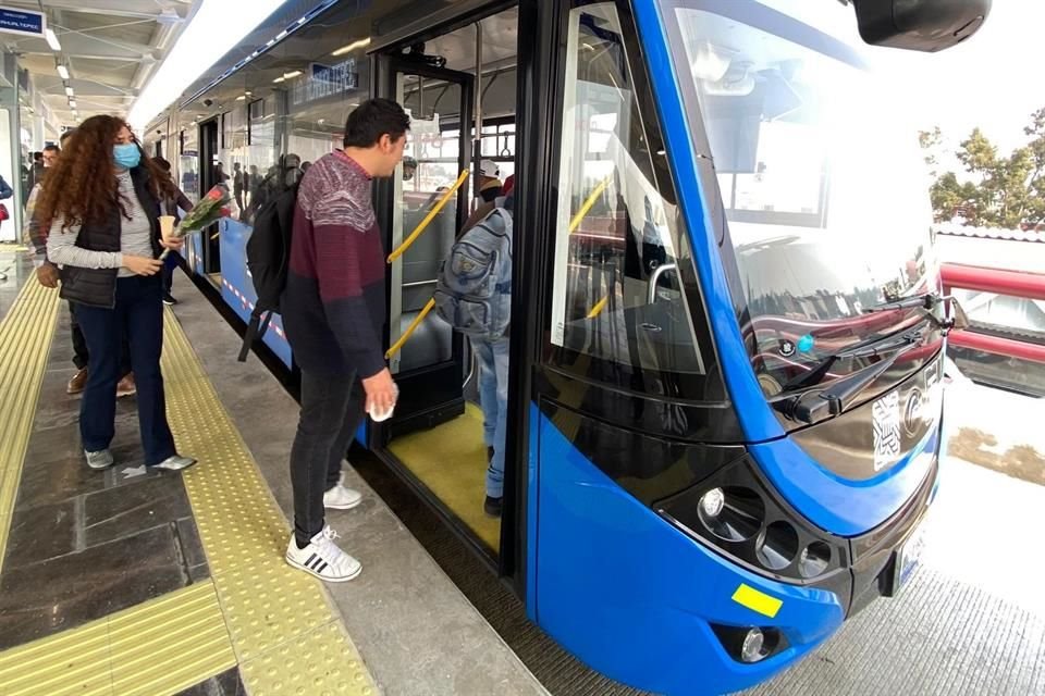 Usuarios acudieron ayer a conocer el Trolebús Elevado, que recorre Ermita-Iztapalapa. El primer viajero subió minutos antes de las 7:00 horas.