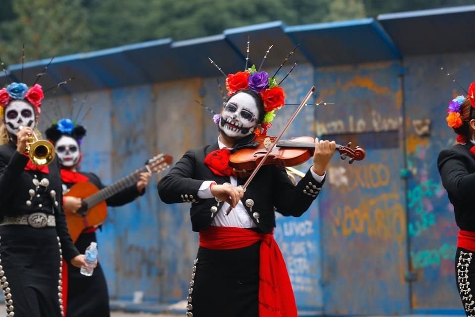 Más de 600 voluntarios y 300 músicos recorrieron los 8.7 kilómetros que separán Chapultepec del Zócalo.