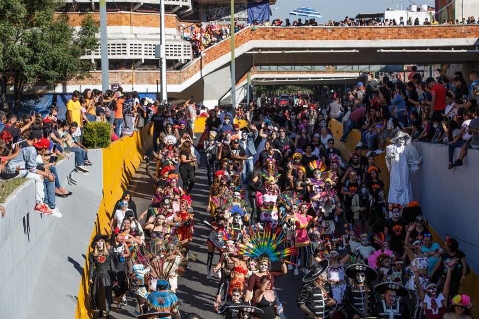 alrededor de 7 mil personas caracterizadas de catrines y catrinas hicieron parte del Desfile de Día de Muertos en Guadalajara.