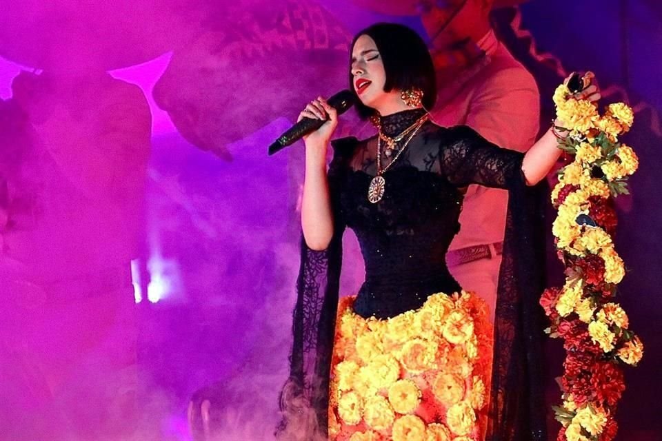 Ofrece Ángela Aguilar un pequeño show de apenas dos canciones en el Zócalo de la CDMX, con motivo del Día de Muertos.